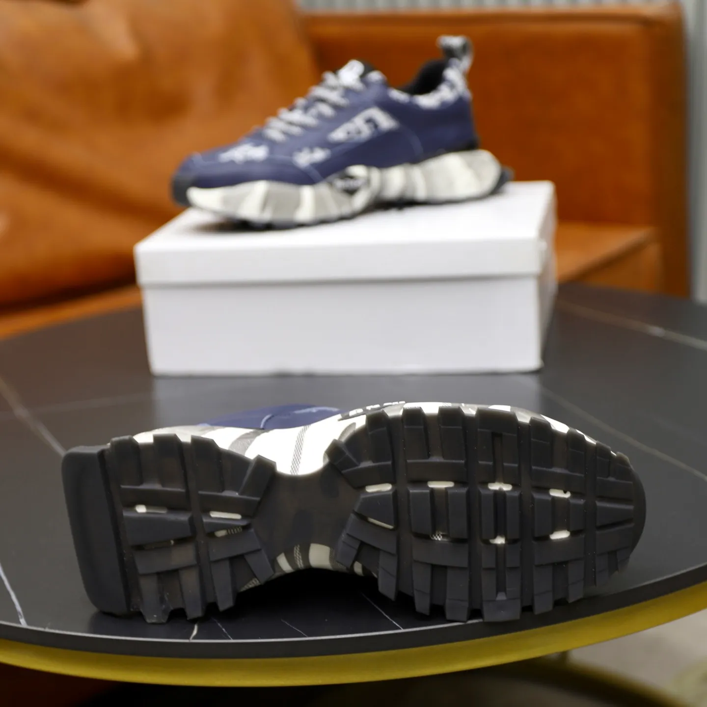 Ex-factory price: 462💰🙅‍♂️🙅‍♂️🙅‍♂️ Brand: Dior DIOR Standard code: 38-44 (45 customized) Grade: Same as the official website Material: Original cowhide material spliced with brand cloth Comfortable and breathable lining Lightweight and wear-resistant sports outsole Style category: Men's fashion casual shoes Running sports shoes Distinguished luxury brand elements Top luxury color: actual picture color